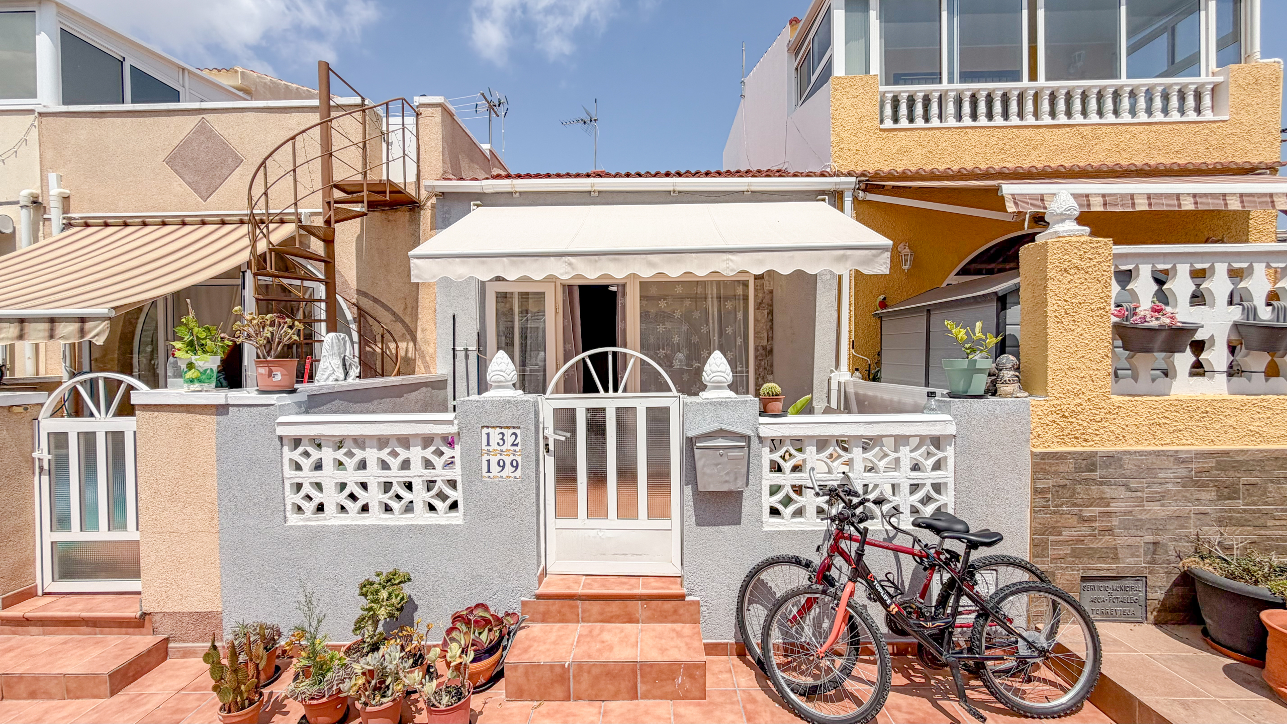Bungalow en venta en Torrevieja El Chaparral reformado cocina americana y salón